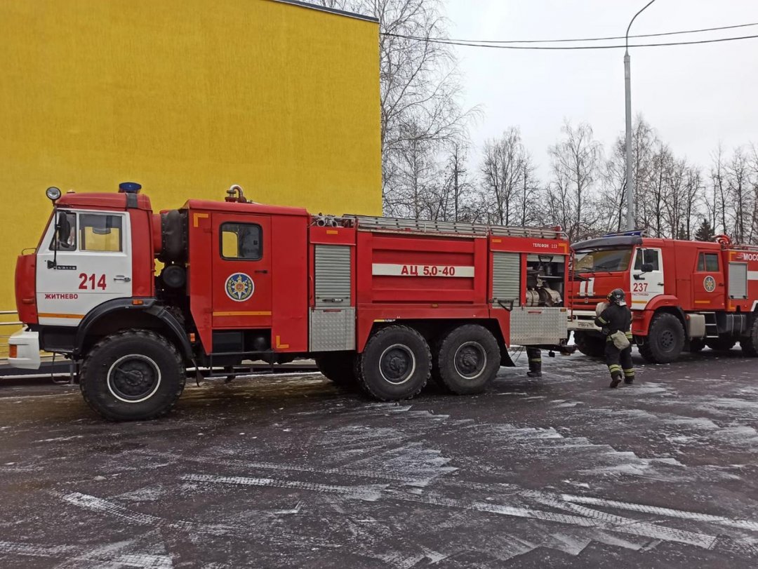 👍🚒 Вчера работники 214-й и 237-й пожарно-спасательных частей #Мособлпожспас провели учения в Ильинской средней школе, расположенной в городском округе Домодедово