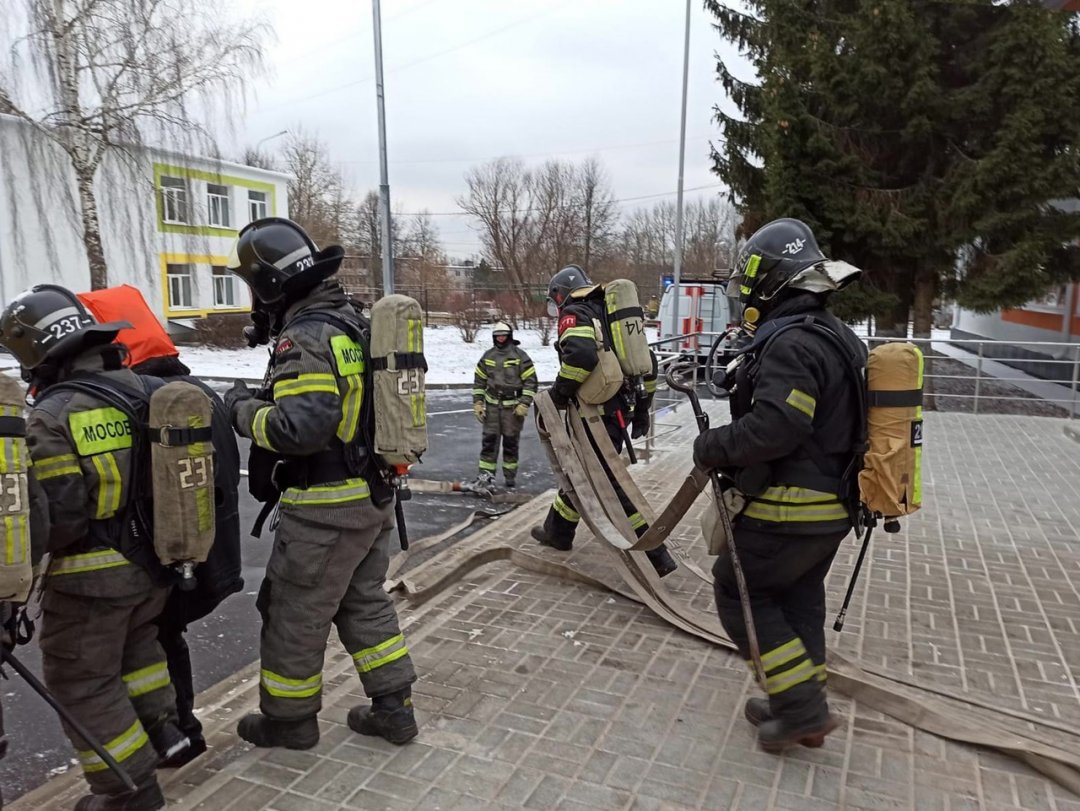 👍🚒 Вчера работники 214-й и 237-й пожарно-спасательных частей #Мособлпожспас провели учения в Ильинской средней школе, расположенной в городском округе Домодедово