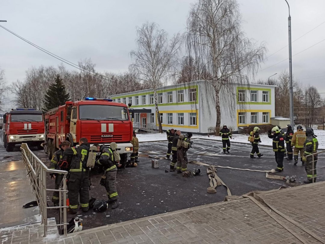 👍🚒 Вчера работники 214-й и 237-й пожарно-спасательных частей #Мособлпожспас провели учения в Ильинской средней школе, расположенной в городском округе Домодедово