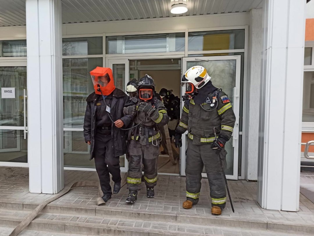 👍🚒 Вчера работники 214-й и 237-й пожарно-спасательных частей #Мособлпожспас провели учения в Ильинской средней школе, расположенной в городском округе Домодедово